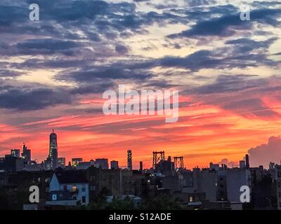 Schöner Sonnenuntergang über New York City von einem Fenster in Williamsburg, Brooklyn. Stockfoto