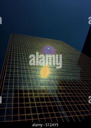 Reflexion der Sonne und Sonne vor Ort auf ein Bürohochhaus in der Innenstadt von Calgary, Alberta, Kanada Stockfoto