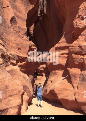 Junge im Antelope Canyon, Arizona, mit einer SLR-Kamera fotografieren Stockfoto