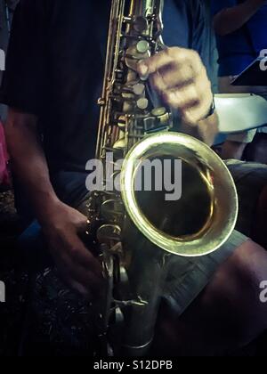 Saxophonist spielt ein Solo-Riff mit sich schnell bewegenden Fingern, Ontario, Kanada. Konzepte: Musik, Power of One, kreativ, Kreativität, Euphonie. Vibes. Stockfoto