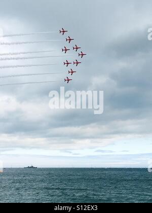 Air Show, Irland - rote Pfeile fliegen in formation Stockfoto