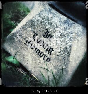 In stillem Gedenken Inschrift auf Bestattung Gedenkstein Stockfoto