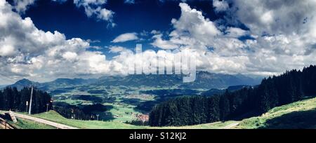 Panorama des Bereichs Moutain gegenüber der Hoernergruppe (Hoerner-Gruppe) in den deutschen Alpen-Region Allgäu (Allgäu) und das Tal von der Alpe Ornach genommen Stockfoto