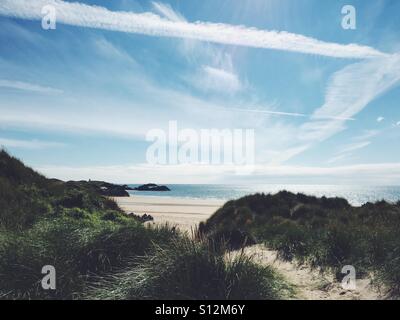 Blick auf Newborough Strand nähert sich von Sanddünen von Newborough Wald, Anglesey, North Wales, an einem heißen sonnigen Tag im Juli 2016 Stockfoto