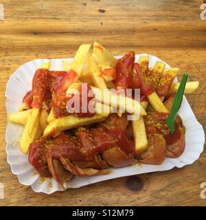 Ein Teller mit Currywurst und Pommes, Currywurst und Pommes frites, ein Favorit in Berlin Deutschland Stockfoto