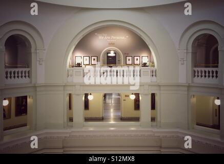 "Jetzt, dass wir Menschen...", ein Zitat von Nellie McClung gepostet in Alberta Legislature Building in Edmonton, Kanada. Stockfoto