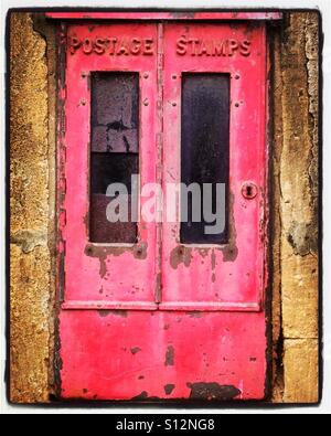 Ein alter ausgedienter Briefmarkenautomat. IPhone-Foto mit Instagram-Verarbeitung. Stockfoto