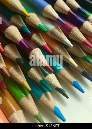 Farbstifte auf weißem Hintergrund Stockfoto