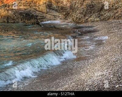 Wellen brechen sich am Strand Granadella, Provinz Alicante, Spanien. Licht des frühen Morgens. Stockfoto