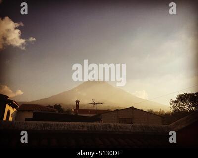 Agua Vulkan bei Sonnenuntergang, San Juan Del Obispo, Guatemala Stockfoto