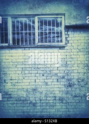Fenster mit Bars, kühlen Tönen Grunge filter Stockfoto