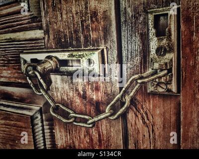 Bolzen und Kette an Eingangstür Stockfoto