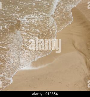 Das Meer herein an einem Sandstrand in St. Ives Stockfoto