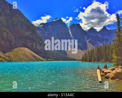 Kanufahren auf Moraine Lake, Banff Nationalpark, Alberta Stockfoto