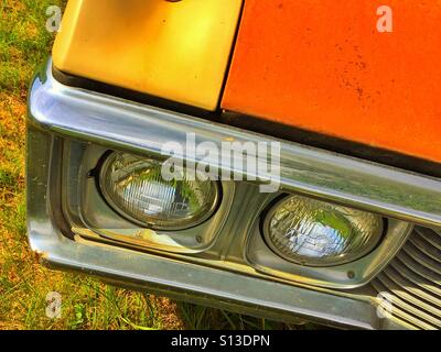 Alte verlassene Autoscheinwerfer Stockfoto