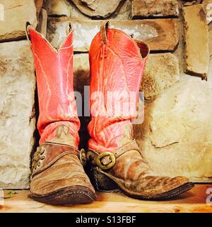 Ein altes Paar Cowboystiefel getragen. Stockfoto