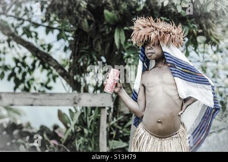 Tribal Mädchen mit einer Dose Cola Stockfoto