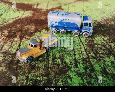 Vintage Matchbox-Autos auf einer Grunge Metalloberfläche Stockfoto