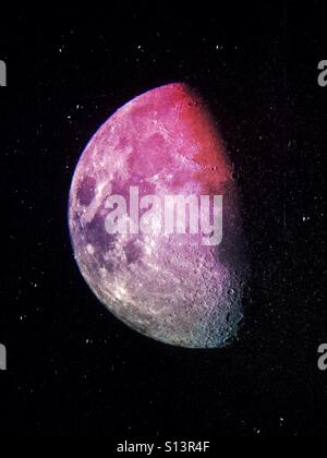 Mond durch ein Teleskop mit iPhone genommen Stockfoto