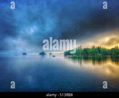 Am frühen Morgen Nebel über Lake Windermere von Bowness-on-Windermere Stockfoto