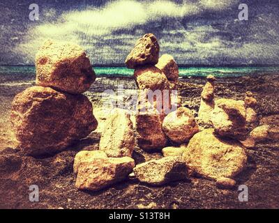 Stapel von kleinen Felsen an einem Strand Stockfoto