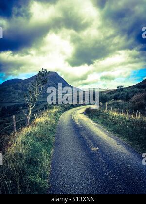 Geknickte Himmel über County Kerry in Irland. Stockfoto