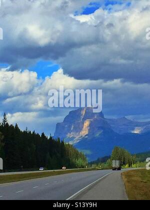 Trans Canada Highway und Burgberg.  Banff Park, Alberta, Kanada Stockfoto