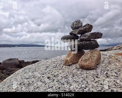 Inukshuk gemacht vom Strand Kieselsteine, English Bay in Vancouver, British Columbia, Kanada. Stockfoto