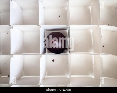 Letzten Schokoladenkuchen in leeres Feld Stockfoto