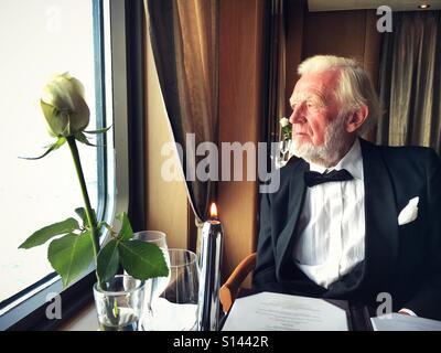 Älterer Herr Speisen allein in formalen schwarze Krawatte Stockfoto