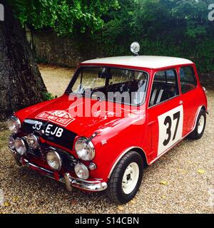 Rallye Legende Paddy Hopkirk 1964 gewann der Mini Cooper S 33 EJB Rallye Monte Carlo Stockfoto