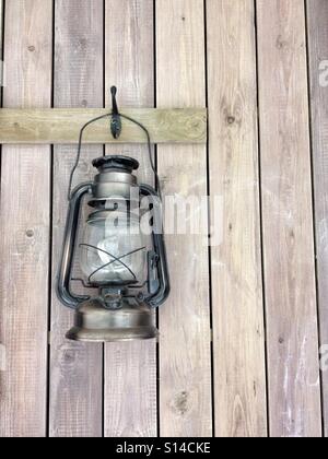 Alte Vintage Bauer Laterne Lampe hängen Holzbohlen Holz Wand Hintergrund Stockfoto