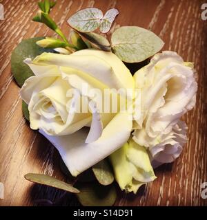 Weiße Blüten in einem Damen Corsage Hochzeit Stockfoto