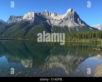 Ha Ling Peak spiegelt sich in einem See in Canmore, Alberta, Kanada. Stockfoto