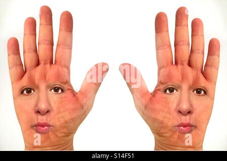 Ein abstraktes Bild von zwei offenen Händen, Handflächen nach oben, mit das Gesicht einer Frau auf der Handfläche Stockfoto