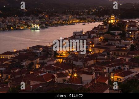 Die Stadt Poros bei Nacht, bei Poros Insel, Saronischen Golf, Piraeus Präfektur, Attika, Griechenland. Stockfoto