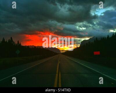 Straße zum Sonnenaufgang in den kanadischen Rockies Stockfoto
