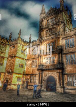 Mann, der ein Foto und die beeindruckende fünf abgestuften Tower in Schulen Viereck, Bodleian Library, University of Oxford, England Stockfoto