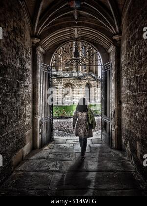 Weiblich, so dass der Bodleian Library, zu Fuß in Richtung die Radcliffe Camera, University of Oxford, England Stockfoto