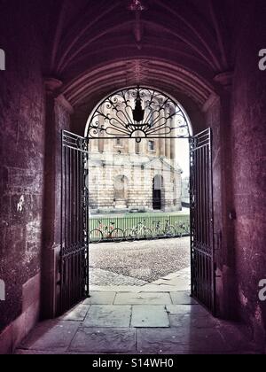 Gewölbten Durchgang aus der Bodleian Library, Radcliffe Square mit die Radcliffe Camera im Blick. University of Oxford, England Stockfoto