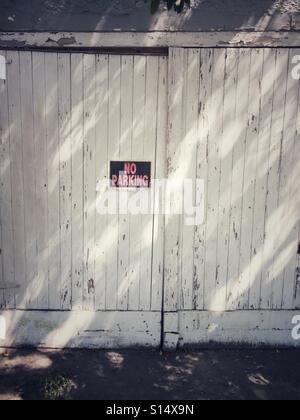 Kein Parkplatz Zeichen auf alte Holztür Stockfoto