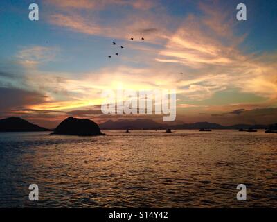 Sonnenuntergang über dem Südchinesischen Meer in Hong Kong. Stockfoto