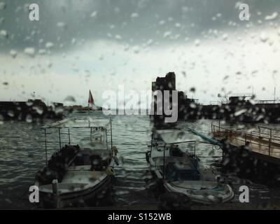 Boote am Byblos dock unter dem Regen - Libanon Stockfoto