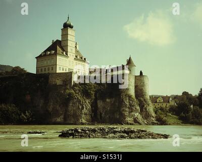 Schloss Schonbuhel in Melk, Österreich von einer Kreuzfahrt auf der Donau aus gesehen Stockfoto