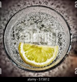 Gin Tonic mit Eis und einer Scheibe Stockfoto