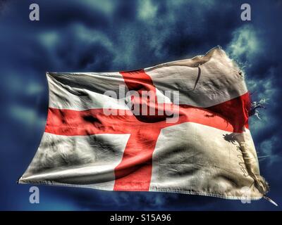 St Georges Flagge im Wind wehenden Stockfoto