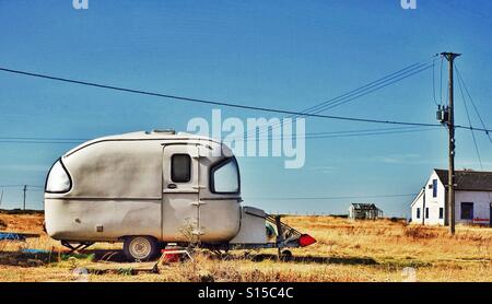 Einen alten Retro-Wohnwagen geparkt in Dungeness Kent UK Stockfoto