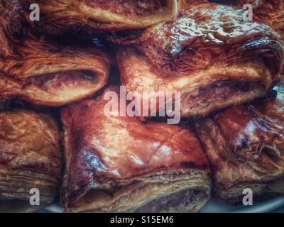 Frisch gebackene Wurstbrötchen Stockfoto