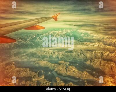 Eine Rückwirkung reist analog (Film) Blick auf die Schweizer Alpen und die Tragfläche eines Flugzeugs aus dem Fenster von einem EasyJet Flug als es über Bourg-Saint-Pierre. Bildnachweis - © COLIN HOSKINS. Stockfoto