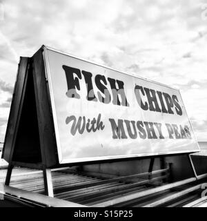 Britische Küste Fast-Food "FISH CHIPS mit ERBSENPÜREE" anmelden schwarz & weiß, Brighton, England Stockfoto